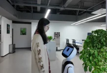 چین میں بزرگوں کی دیکھ بھال کے لئے جذبات کو سمجھنے والا نیا معاون روبوٹ متعارف