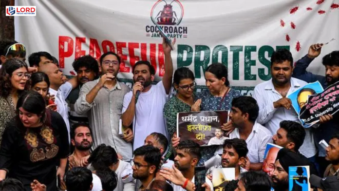 کاکروچ جنتا پارٹی احتجاج کے دوران بھارتی نوجوانوں کی گودی میڈیا پر سخت تنقید