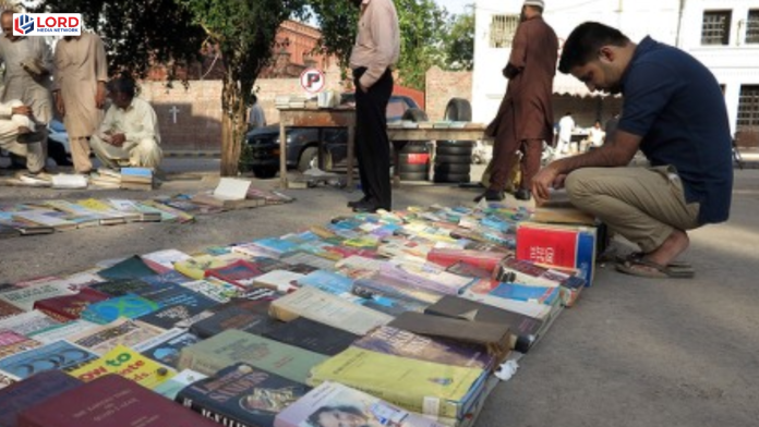 لاہور کے اتوار کتب بازار کی رونقیں ماند پڑھ گئی