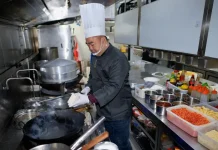 چین کے شہر گوانگ یوآن میں مقامی پکوان کی تیاری