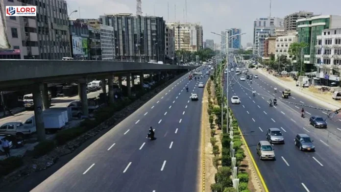کراچی میں شارع فیصل پر لین خلاف ورزی پر ای چالان جاری