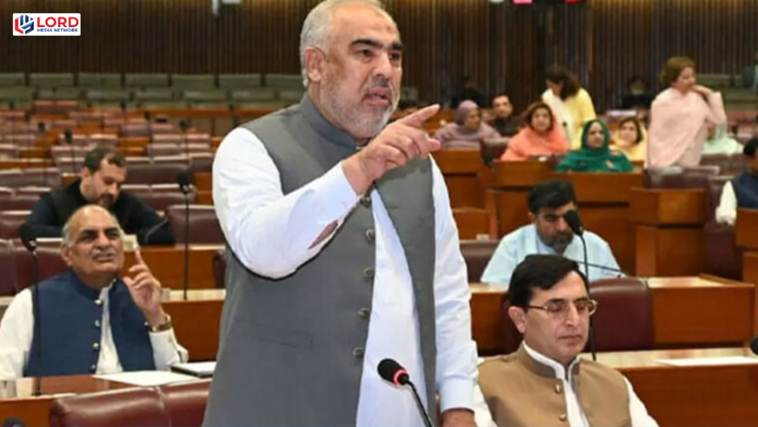 اسد قیصر کے گھر  حساس ادارے کے افراد موجود ہوتے تھے، خواجہ آصف کا انکشاف