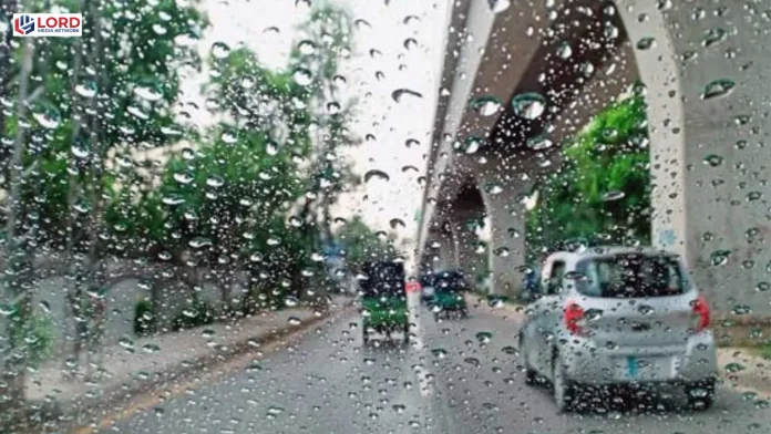 لاہور میں بارش، موسم خوشگوار حبس میں نمایاں کمی