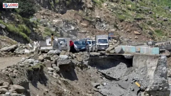 کاغان ناران میں لینڈ سلائیڈنگ سے گلگت روڈ بند، ٹریفک معطل