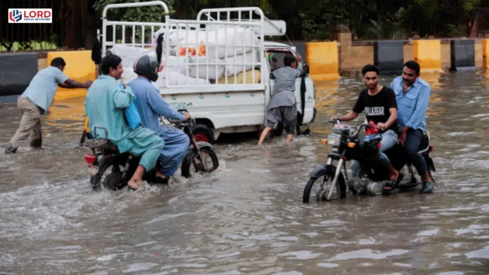لاہور میں موسلا دھار بارش، ڈیفنس میں کشتیاں چل پڑیں