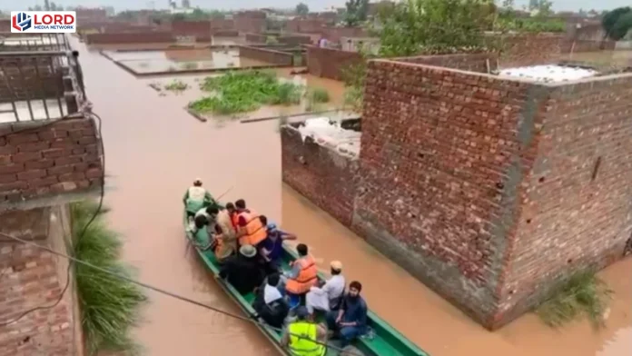 لاہور میں دریائے راوی کا بند ٹوٹنے سے کئی علاقے زیر آب، نقل مکانی